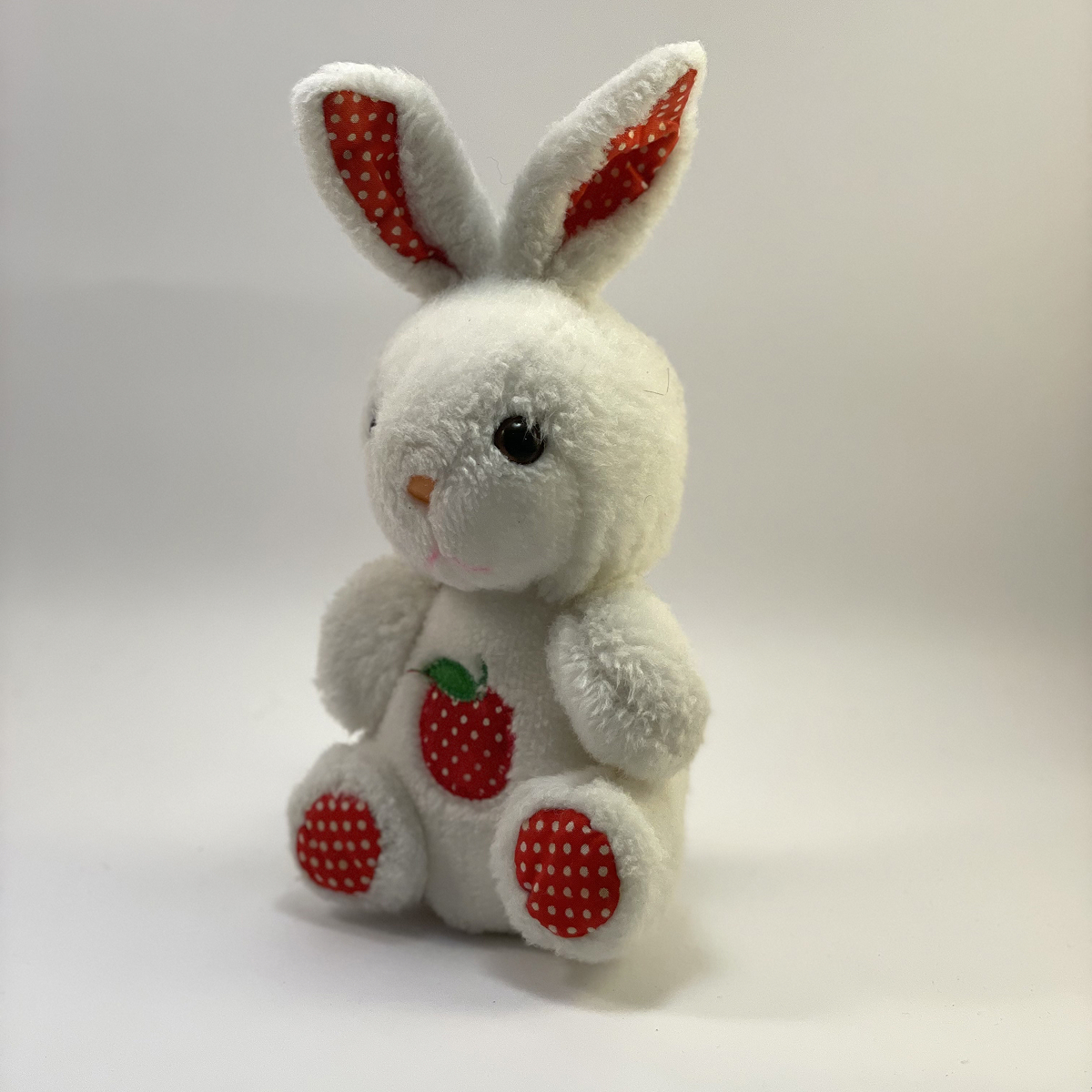 Knuffelkonijn Strawberry zijkant