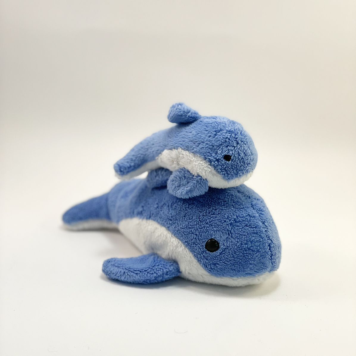 Knuffelwalvissen Bluey en baby zijkant rechts op elkaar
